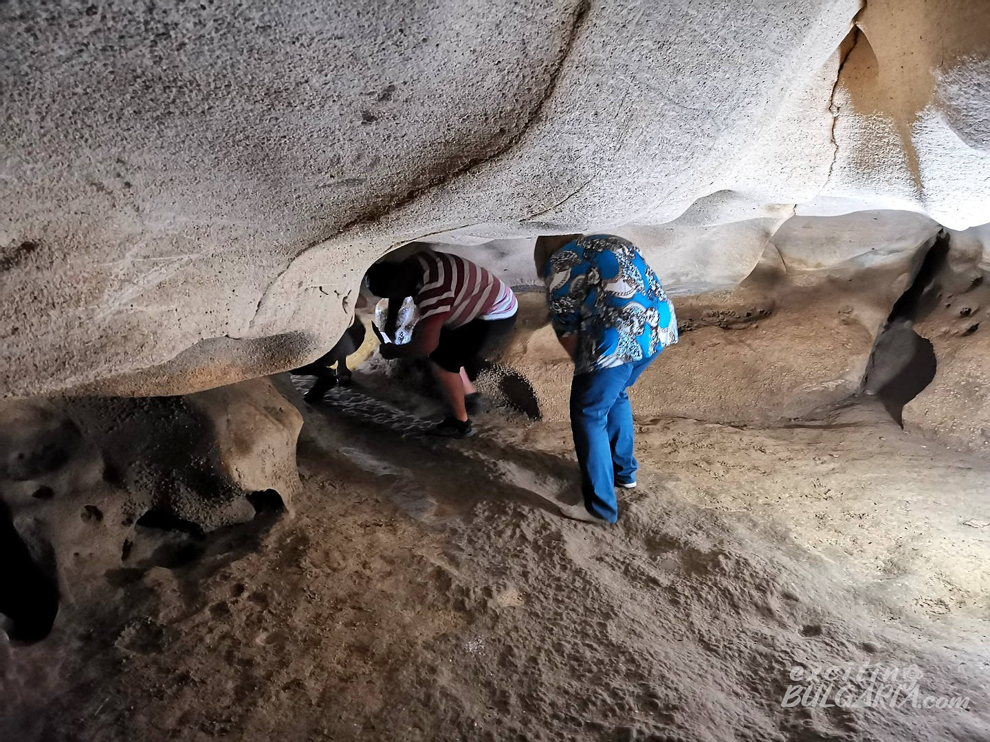A tight passage in the Orlova Chuka Cave