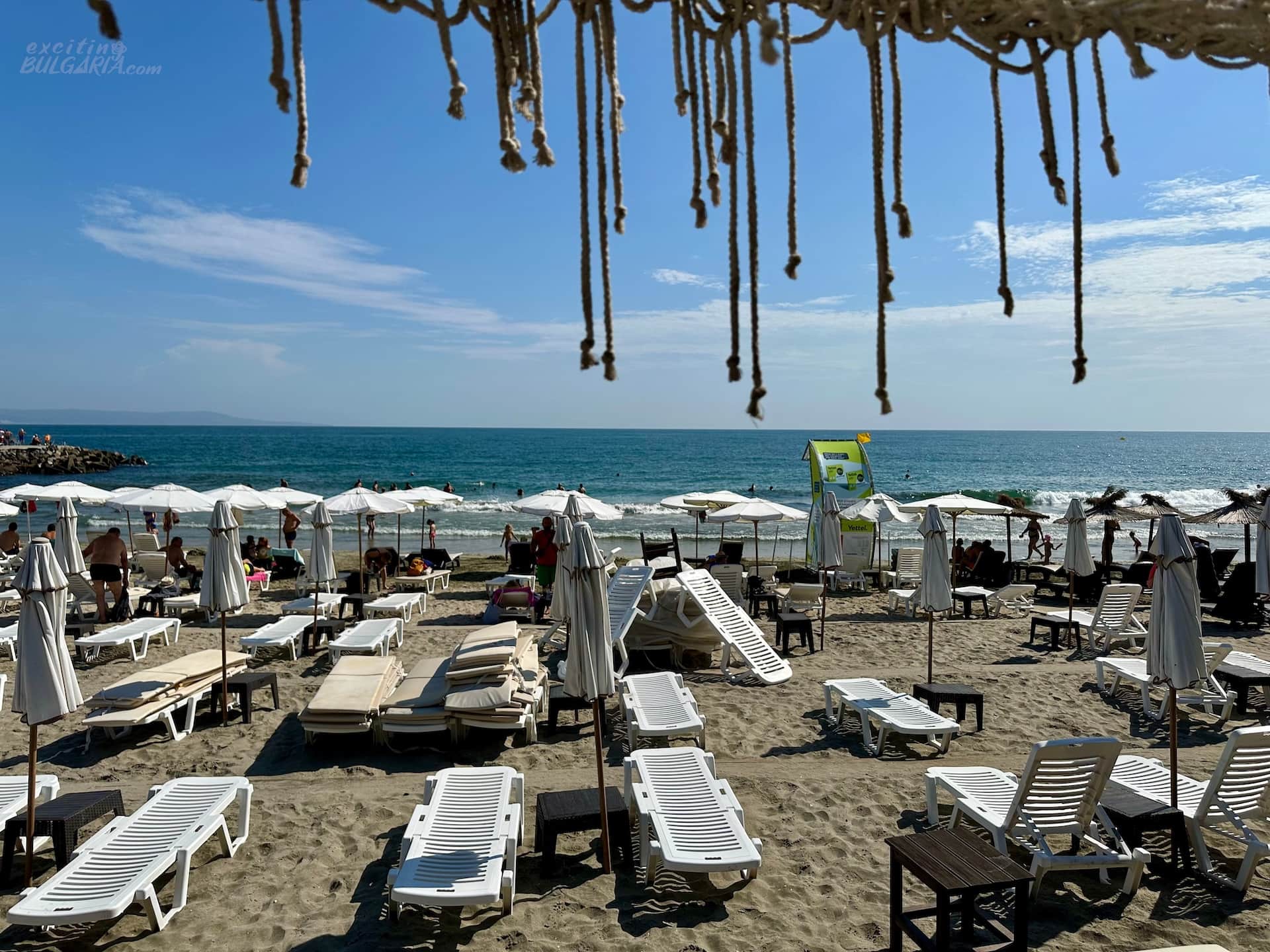 Pomorie-beach-sunbeds