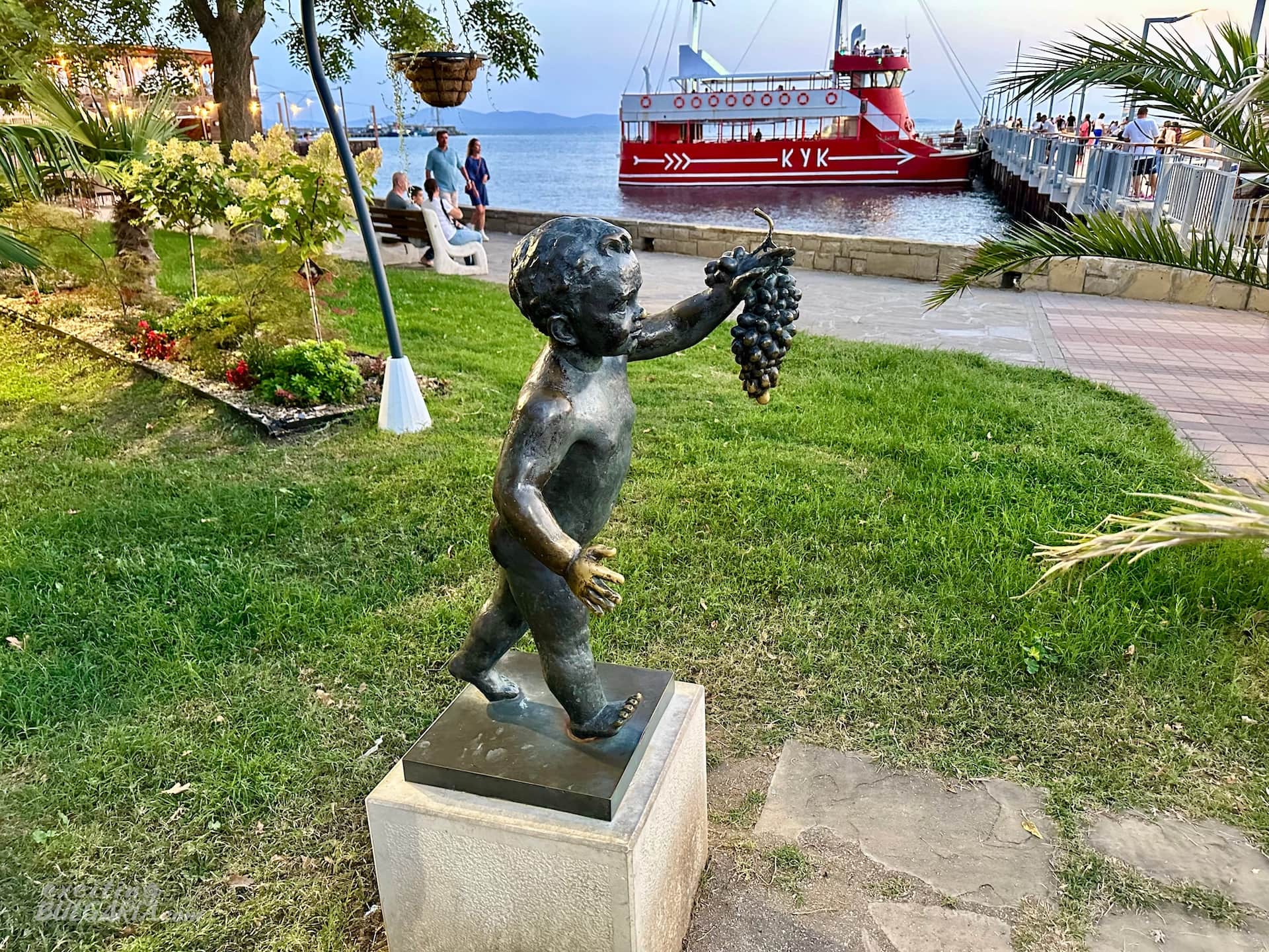 Pomorie-grape-statue